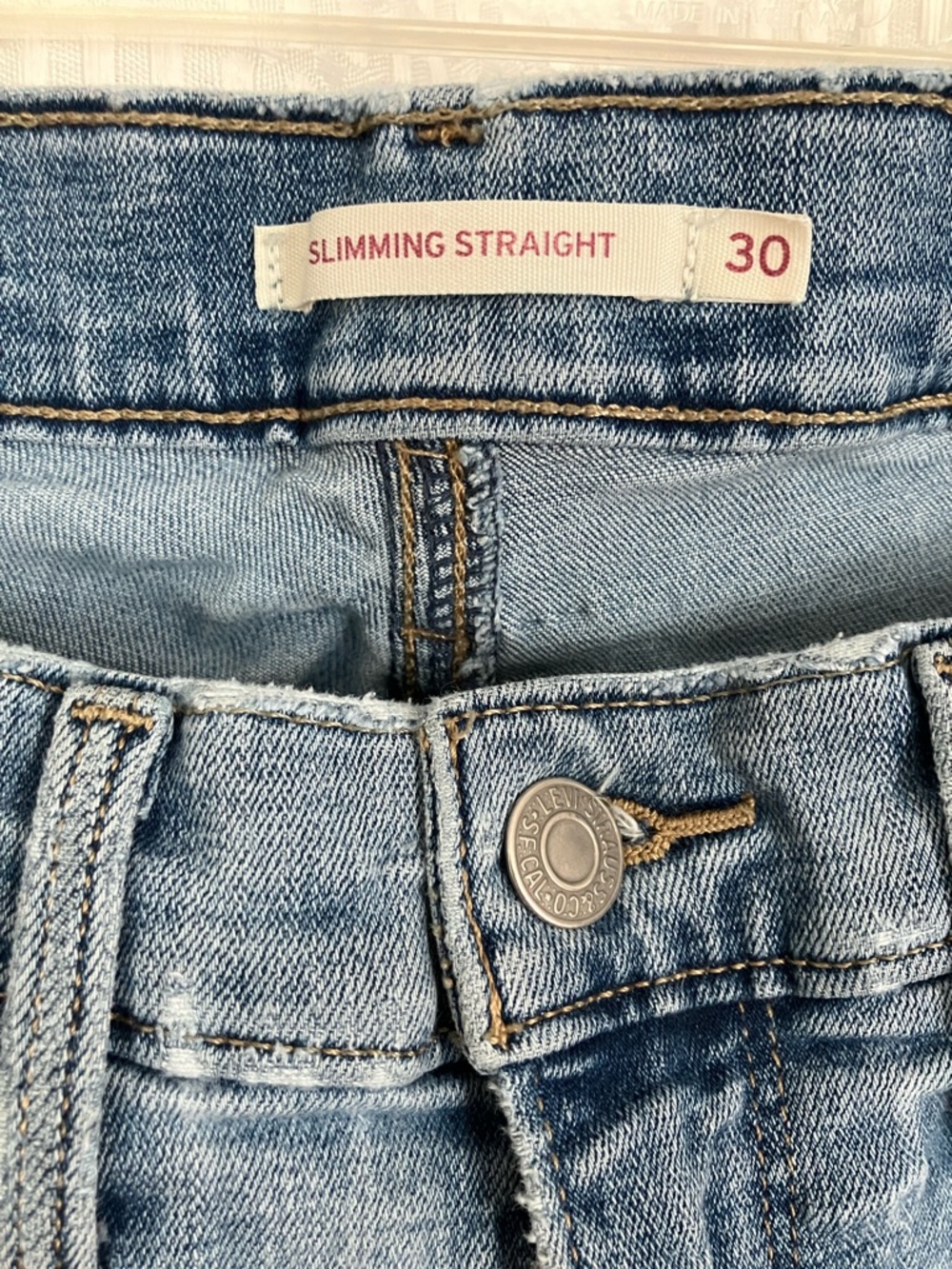 Levi’s Slimming Straight Jeans Womens 30x32 Light Wash Mid Rise Distressed Denim
